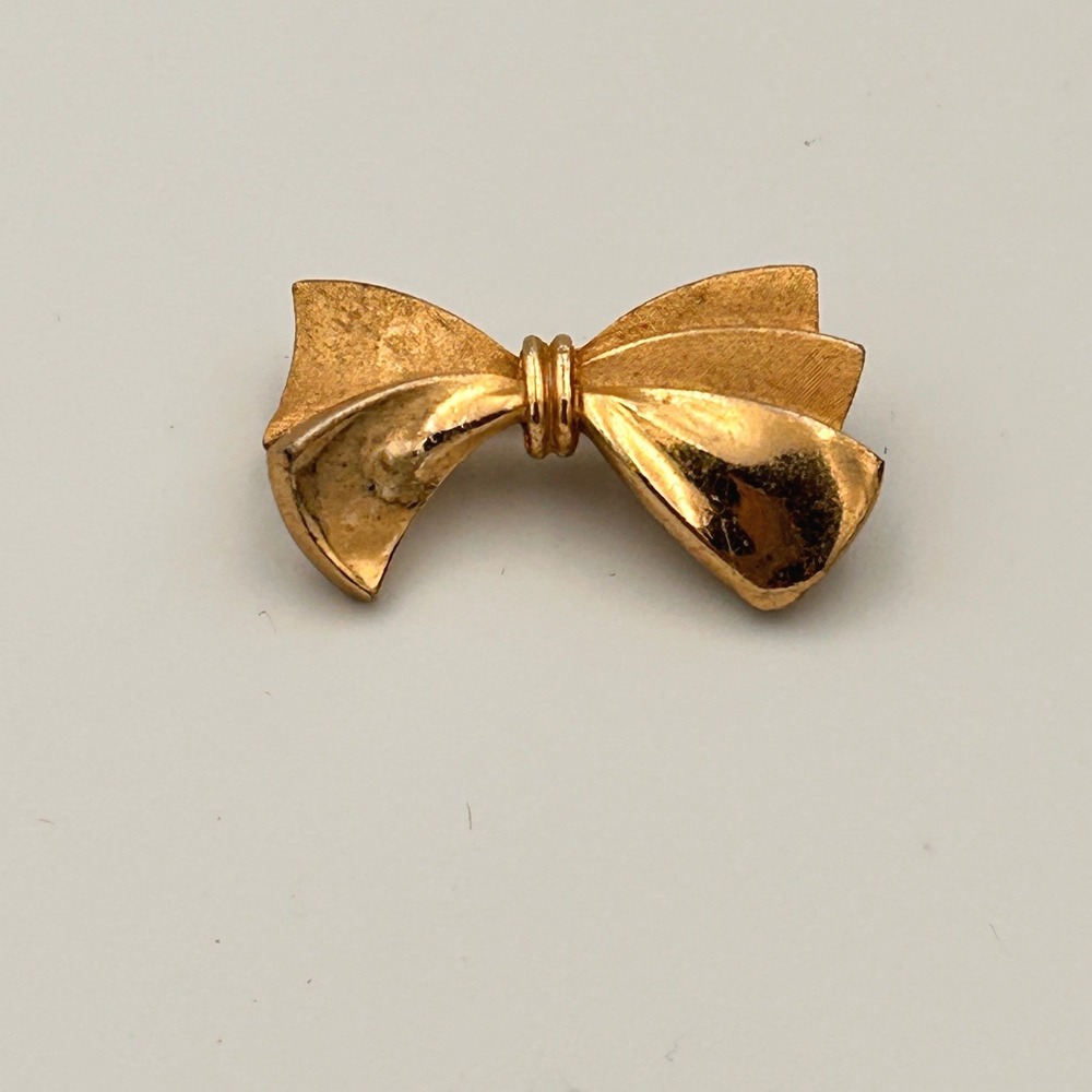 Vintage Gold Tone Bow Brooch Small Ribbon Lapel Pin Textured Finish‎ Accessory